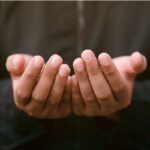 Bertarekat untuk Berhakikat: Menembus Tirai Lahiriah Menuju Kedalaman Batin