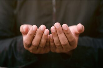 Bertarekat untuk Berhakikat: Menembus Tirai Lahiriah Menuju Kedalaman Batin