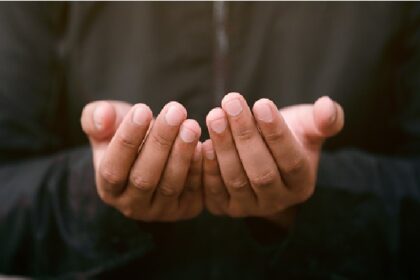 Bertarekat untuk Berhakikat: Menembus Tirai Lahiriah Menuju Kedalaman Batin